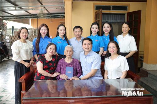 Đồng chí Phan Văn Thắng - Chủ tịch Công đoàn, Phó Giám đốc Báo và phát thanh, truyền hình Nghệ An cùng đoàn công tác thăm hỏi, tặng quà Mẹ Việt Nam anh hùng Nguyễn Thị Cháu. Ảnh: Thanh Quỳnh