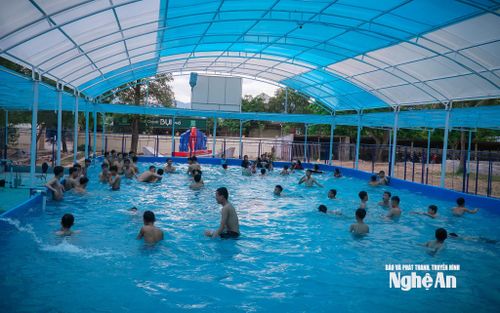 Vào mùa Hè, các hoạt động tại bể bơi công cộng tăng cao, kéo theo sự gia tăng mạnh mẽ của các ca nhiễm Adenovirus. Ảnh tư liệu: Mai Hoa