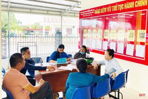 Trung tâm Phục vụ Hành chính công phường Sông Trí tích cực đẩy mạnh tuyên truyền, hướng dẫn người dân sử dụng VNeID trong các giao dịch.