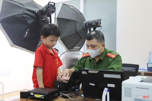 Từ đầu năm đến nay, Công an tỉnh Hà Tĩnh triển khai nhiều chiến dịch nhằm giúp người dân được thụ hưởng những tiện ích của ứng dụng VNeID mang lại.