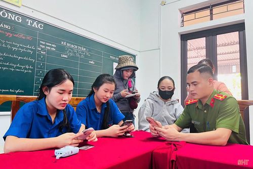 Công an xã Cẩm Duệ cùng đoàn viên thanh niên trực tiếp hướng dẫn học sinh, phụ huynh cài đặt ứng dụng, kích hoạt VNeID.