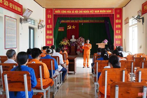 Cán bộ ngành điện về tận từng thôn, tổ dân phố hướng dẫn khách hàng cài đặt và sử dụng ứng dụng.