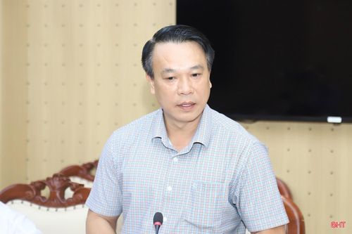 Đồng chí Nguyễn Huy Hùng - Chánh Văn phòng Đoàn ĐBQH & HĐND tỉnh báo cáo kết quả hoạt động của Thường trực HĐND tỉnh, các ban HĐND tỉnh, Văn phòng Đoàn ĐBQH & HĐND tỉnh.
