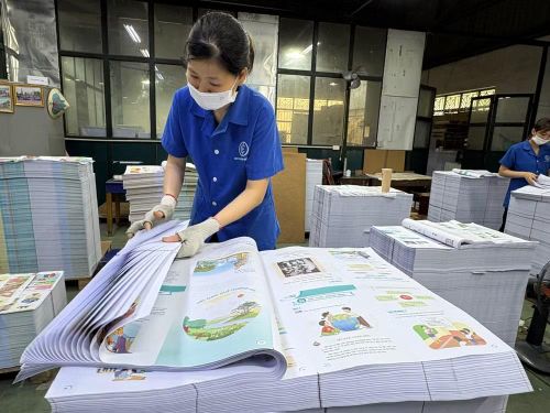Các bản in được kiểm tra chất lượng kỹ lưỡng. (Ảnh: PV/Vietnam+)