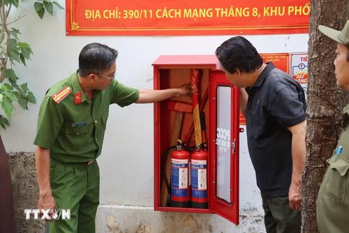 Lực lượng chức năng phường Nhiêu Lộc kiểm tra điểm chữa cháy công cộng được bố trí tại khu dân cư. (Ảnh: Hồng Đạt/TTXVN)