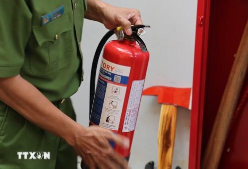 Bình chữa cháy tại điểm chữa cháy công cộng được kiểm tra, bảo đảm sẵn sàng sử dụng khi có sự cố. (Ảnh: Hồng Đạt/TTXVN)