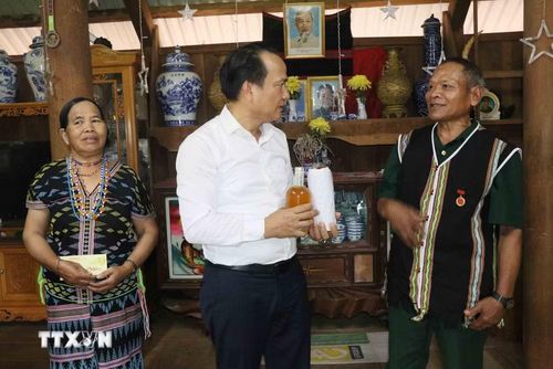 Phó Bí thư Thường trực Thành ủy Đà Nẵng Nguyễn Đình Vĩnh tặng quà cho gia đình ông Bling Ría ở thôn Abanh 1, xã Hùng Sơn. Ảnh: (Đoàn Hữu Trung/TTXVN)