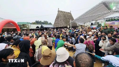 Hoạt động vui chơi, giải trí được tổ chức tại chương trình “Xuân Biên phòng - Ấm lòng dân bản” ở xã biên giới Hùng Sơn, Đà Nẵng. (Ảnh: Khoa Chương/TTXVN)