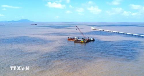Để đạt mục tiêu đề ra, Cà Mau sẽ tập trung thu hút đầu tư vào hạ tầng giao thông, logistics, cũng như các khu, cụm công nghiệp và kho lạnh. (Ảnh: Huỳnh Anh/TTXVN)