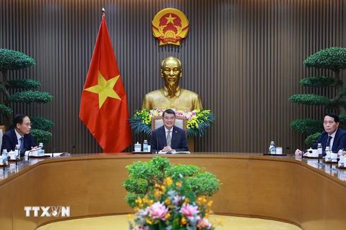 Thủ tướng Lê Minh Hưng điện đàm với Thủ tướng Canada Mark Carney. (Ảnh: Dương Giang/TTXVN)