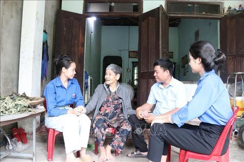 Đoàn viên thanh niên xã Ea Súp thăm hỏi người có công với cách mạng nhân kỷ niệm Ngày Thương binh - Liệt sĩ.