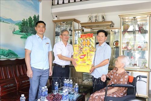 Lãnh đạo phường Tân Lập thăm hỏi, động viên Mẹ Việt Nam Anh hùng Tô Thị Chiểu nhân kỷ niệm 79 năm Ngày Thương binh - Liệt sĩ.