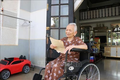 Dù tuổi đã cao, Mẹ Việt Nam Anh hùng Tô Thị Chiểu (sinh năm 1930, tổ dân phố 1A, phường Tân Lập, tỉnh Đắk Lắk) vẫn sống vui, sống khỏe cùng con cháu.