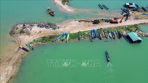 Mặt nước trong xanh cùng những bán đảo và đảo nổi tạo nên cảnh quan đặc trưng của hồ Dầu Tiếng.