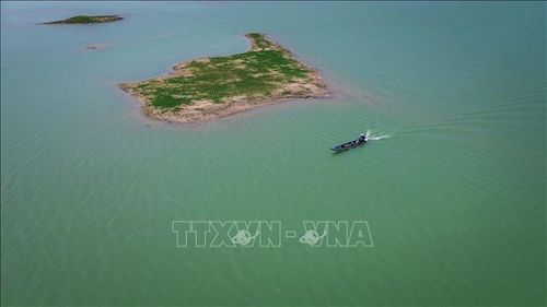 Khung cảnh yên bình trên hồ Dầu Tiếng.
