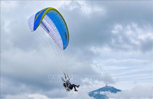Du khách trải nghiệm trò chơi mạo hiểm trên hồ Dầu Tiếng.