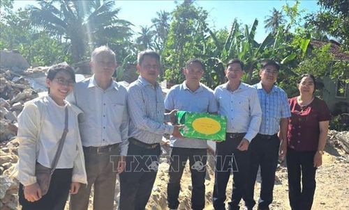 Lãnh đạo phường Bình Kiến tặng quà người dân sau khi di dời nhà cửa tạo mặt bằng sạch cho nhà đầu tư.