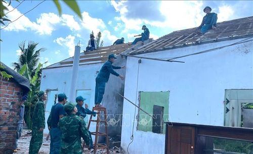 Các địa phương hỗ trợ nhân lực di dời nhà cửa người dân bị ảnh hưởng bởi các dự án trọng điểm.