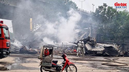 Hiện trường vụ cháy nằm ngay phía dưới, gần khu vực cầu Thanh Trì.