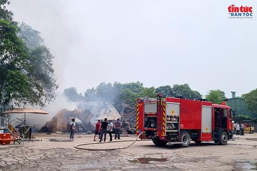 Khói bao trùm khu vực lán tạm sau khi ngọn lửa bùng phát gần cầu Thanh Trì, Hà Nội.