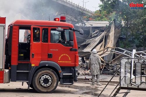 Xe chữa cháy cùng lực lượng chức năng được huy động đến hiện trường dập lửa.
