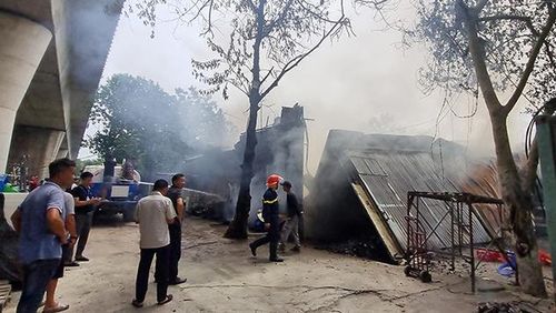 Lực lượng Cảnh sát phòng cháy, chữa cháy phun nước làm mát, dập tắt các điểm còn âm ỉ tại hiện trường.