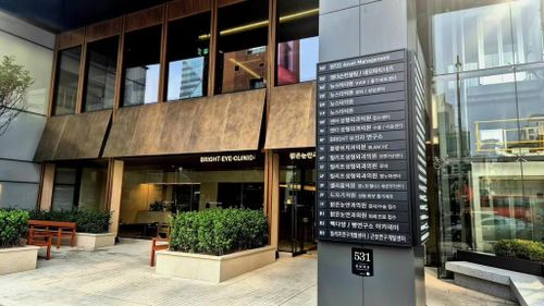 Bảng chỉ dẫn bên ngoài một tòa nhà ở Seoul liệt kê nhiều phòng khám và cơ sở cung cấp dịch vụ y tế, chăm sóc sức khỏe. Ảnh: The Korea Times