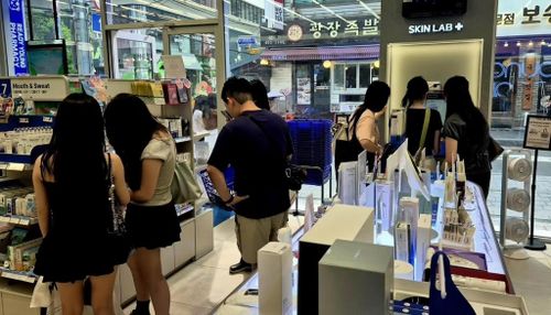 Khách hàng xem các sản phẩm tại hiệu thuốc Ready Young ở khu Seongsu-dong, Seoul. Ảnh: The Korea Times