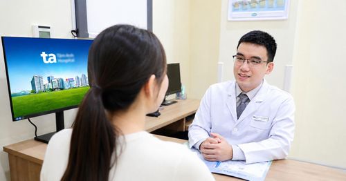 Bác sĩ Nguyễn An Khải tư vấn, theo dõi tình trạng của sản phụ mắc loạn thần sau sinh trong lần tái khám. Ảnh: BVĐKTA