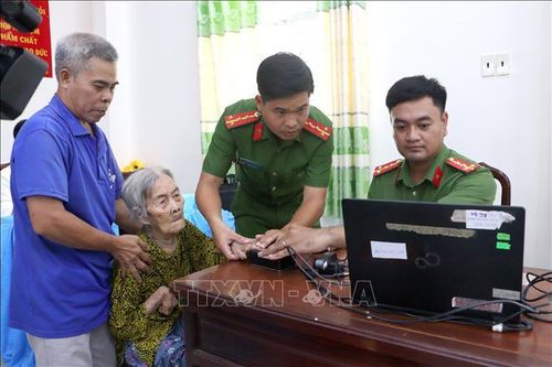 Lực lượng công an hỗ trợ thân nhân liệt sĩ tham gia hoạt động thu nhận mẫu ADN.
