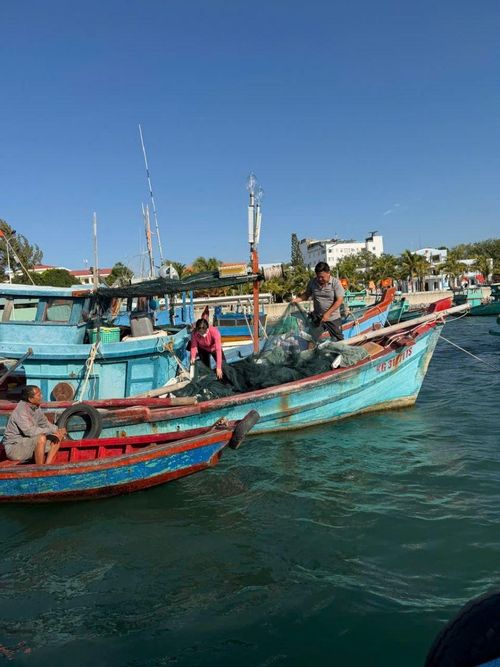 Cán bộ tín dụng NHCSXH Phú Quốc luôn đồng hành, tận tình giúp người dân sử dụng vốn chính sách phát triển sản xuất, cải thiện cuộc sống.
