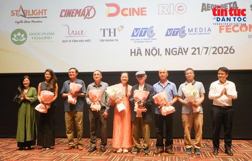 Cục Điện ảnh tặng hoa tri ân các đoàn làm phim.
