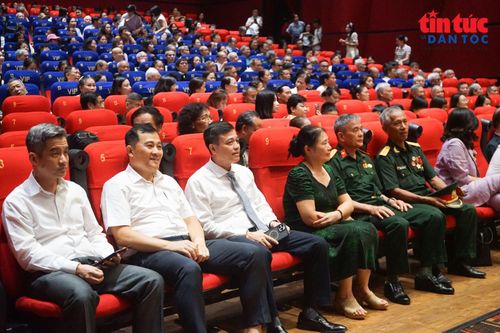 Các đồng chí lãnh đạo và đại biểu tham dự lễ khai mạc Tuần phim.