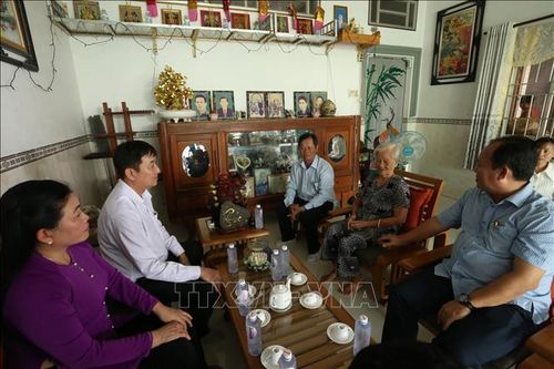 Lãnh đạo thành phố Cần Thơ và xã Vị Thanh 1 thăm hỏi Mẹ Việt Nam Anh hùng Trần Thị Chính (89 tuổi) tại ấp 2, xã Vị Thanh 1. Ảnh: Duy Khương/TTXVN