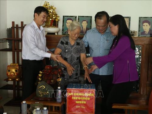 Lãnh đạo thành phố Cần Thơ và xã Vị Thanh 1 thăm, tặng quà Mẹ Việt Nam Anh hùng Trần Thị Chính (89 tuổi) tại ấp 2, xã Vị Thanh 1. Ảnh: Duy Khương/TTXVN