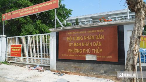Trong khi đó, tại trụ sở UBND phường Phú Thủy cũ trên đường Thủ Khoa Huân, PV ghi nhận cổng và cửa chính đều đóng kín, khuôn viên vắng người. Theo UBND phường Phú Thủy, công trình hiện thuộc diện dôi dư sau sắp xếp đơn vị hành chính, đang chờ hoàn tất phương án xử lý. Sau khi được cấp có thẩm quyền phê duyệt, trụ sở sẽ được bàn giao cho Trường THCS Nguyễn Trãi để mở rộng trường lớp, đáp ứng nhu cầu học tập của học sinh trên địa bàn. Đại diện UBND phường cho biết, trụ sở UBND phường Phú Thủy cũ trên đường Thủ Khoa Huân và trụ sở cũ của Sở Công Thương đã được giao Trường THCS Nguyễn Trãi quản lý; đồng thời khẳng định tất cả cơ sở nhà, đất dôi dư trên địa bàn đều được bố trí lực lượng trông coi, quản lý.