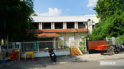 Trao đổi với PV, đại diện Trung tâm Dịch vụ tổng hợp phường Phan Thiết cho biết trụ sở Nhà Thiếu nhi Tp.Phan Thiết cũ hiện được đơn vị quản lý tạm thời trong thời gian UBND phường hoàn tất thủ tục đầu tư xây dựng công viên. Trung tâm sẽ phối hợp với lực lượng bảo vệ khu phố bố trí người trông coi, bảo đảm an toàn tài sản cho đến khi dự án được triển khai.