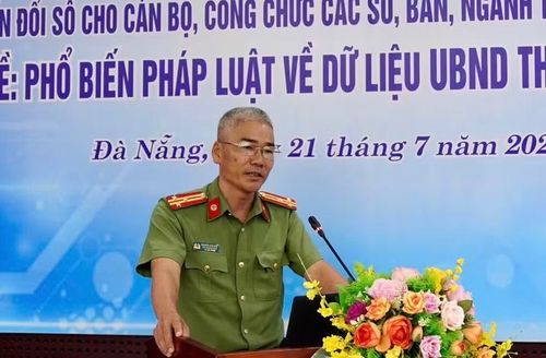Báo cáo viên trình bày tại hội nghị. Ảnh XM.