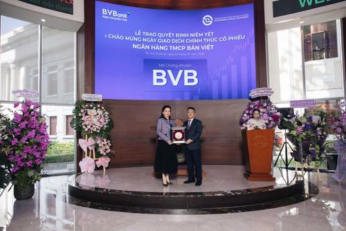 Bà Nguyễn Thanh Phượng - Chủ tịch Ủy ban chiến lược và đổi mới BVBank trao quà lưu niệm đến Ông Trịnh Sơn Hồng – Quyền Chủ tịch HoSE. Ảnh: Bnews phát