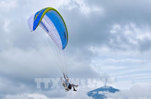 Du khách trải nghiệm trò chơi mạo hiểm trên hồ Dầu Tiếng. Ảnh: Giang Phương – TTXVN 