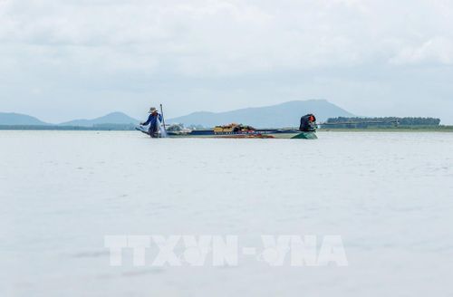 Người dân đánh bắt thủy sản trên hồ Dầu Tiếng. Ảnh: Giang Phương - TTXVN 