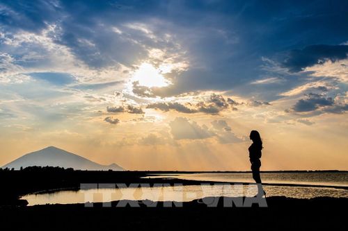 Hoàng hôn trên hồ Dầu Tiếng. Ảnh: Giang Phương - TTXVN 