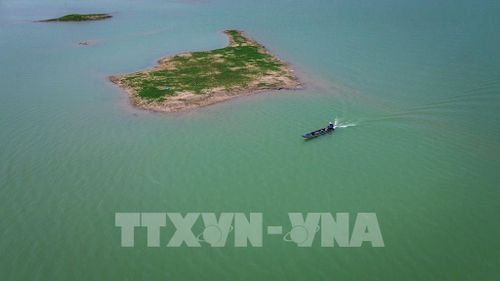 Khung cảnh yên bình trên hồ Dầu Tiếng. Ảnh: Giang Phương - TTXVN 