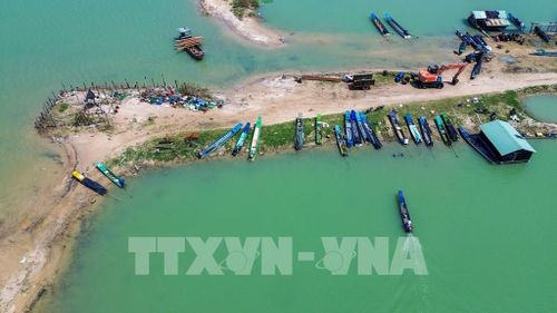 Mặt nước trong xanh cùng những bán đảo và đảo nổi tạo nên cảnh quan đặc trưng của hồ Dầu Tiếng. Ảnh: Giang Phương - TTXVN 