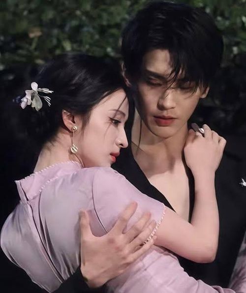 Tạo hình dân quốc của Trương Lăng Hách và Vương Sở Nhiên nhận nhiều lời khen nhờ ngoại hình nổi bật và sự tương xứng trên màn ảnh. Ảnh: Weibo.