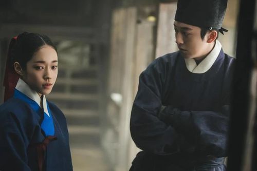 Xếp ngay sau là Lời Nguyền Đông Cung, dự án cổ trang - kinh dị được Netflix phát hành trọn bộ 8 tập vào ngày 17/7. Bộ phim quy tụ Nam Joo Hyuk, Roh Yoon Seo, Cho Seung Woo và Kwak Dong Yeon, lấy bối cảnh triều đại Joseon sau cái chết đột ngột của Thái tử, kéo theo hàng loạt hiện tượng siêu nhiên và lời nguyền đẫm máu trong cung đình. Để điều tra sự thật, nhà vua bí mật triệu tập kiếm sĩ Gu Cheon - người có khả năng đi xuyên cõi âm dương cùng cung nữ Saeng Gang có thể giao tiếp với linh hồn. Trên hành trình trừ tà, cả hai dần khám phá những bí mật đen tối của hoàng tộc. Dù được xem là một trong những dự án nổi bật của Netflix trong năm nay, bộ phim hiện vẫn chưa thể vượt qua Đặc Vụ Kim Tái Khởi Động trên bảng xếp hạng.