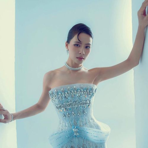 Hà Nhi được khen ngày càng xinh đẹp, khí chất khác biệt. (Nguồn: FBNV)
