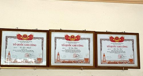 Ba tấm Bằng "Tổ quốc ghi công" được treo trang trọng ở vị trí cao nhất trong căn phòng nhỏ. Ảnh: Kim Thanh