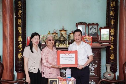 Bà Vũ Hồng Luyến, Tỉnh ủy viên, Phó Chủ tịch Ủy ban MTTQ Việt Nam tỉnh, Chủ tịch Hội LHPN tỉnh Hưng Yên; ông Hoàng Xuân Hào, Phó Bí thư Thường trực Đảng ủy xã Khoái Châu, thăm và tặng quà Anh hùng Lực lượng vũ trang nhân dân Trương Thị Tám.