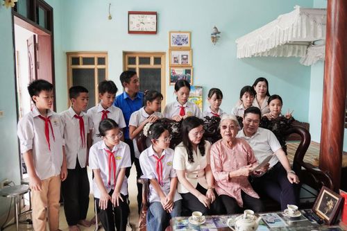 Đón đoàn đến thăm, dù tuổi đã cao nhưng bà Trương Thị Tám vẫn minh mẫn, xúc động khi nhắc lại những năm tháng chiến đấu gian khổ.